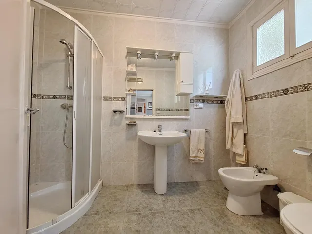 Casa modernista de 218 m2, en parcela de 518 m2, con jardín y garaje para varios vehículos en el centro de Monóvar — 23