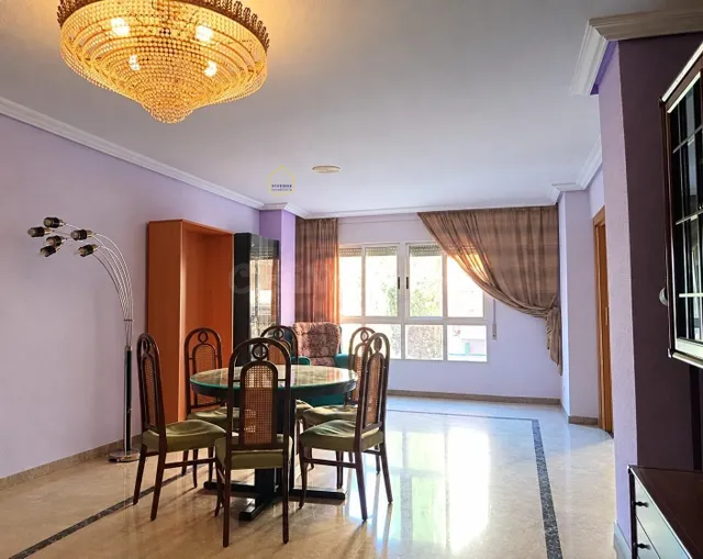 Piso exterior, de tres dormitorios y garaje en la Avenida Ju