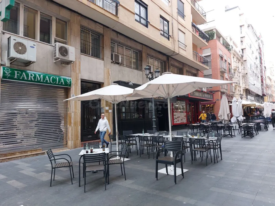 ¡Inversión Imperdible en Calle Castaños, Alicante! 🌟