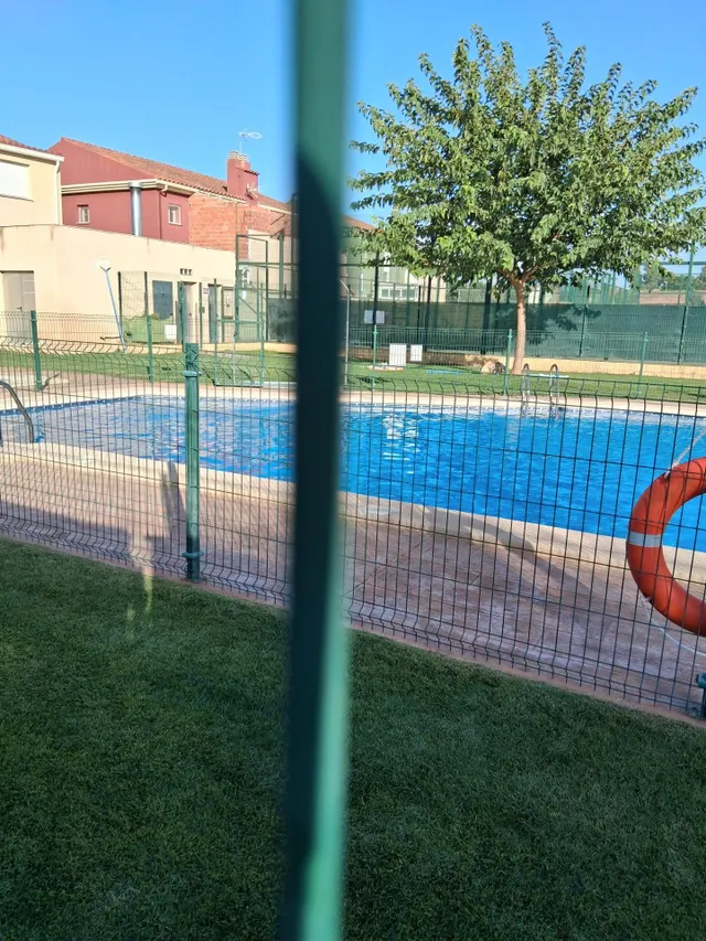 SE VENDE MAGNIFICO ADOSADO EN LA FELIPA — 28