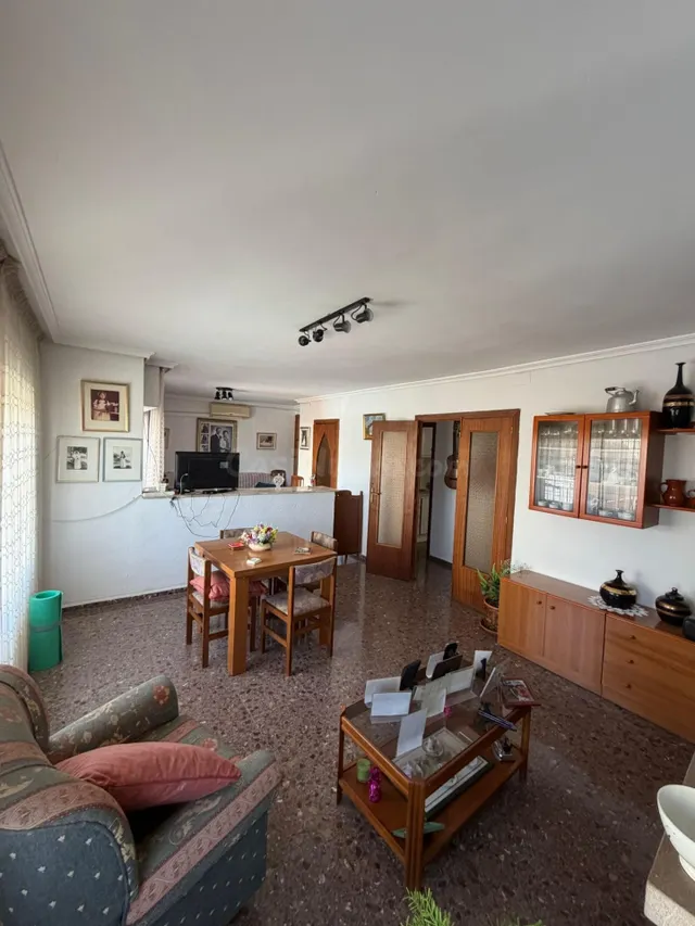 Venta de Vivienda en Castellón con Amplios Espacios y Gran T