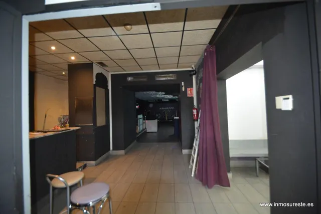 ¡¡ GRAN OPORTUNIDAD !! Local comercial situado en zona de El Escorratel, en Orihuela. 274 m2. construidos. — 2