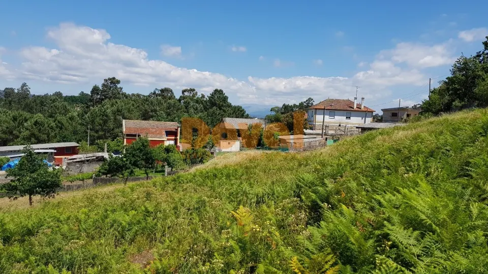 Se vende amplia parcela de 1800 metros en Rebordanes, Tui