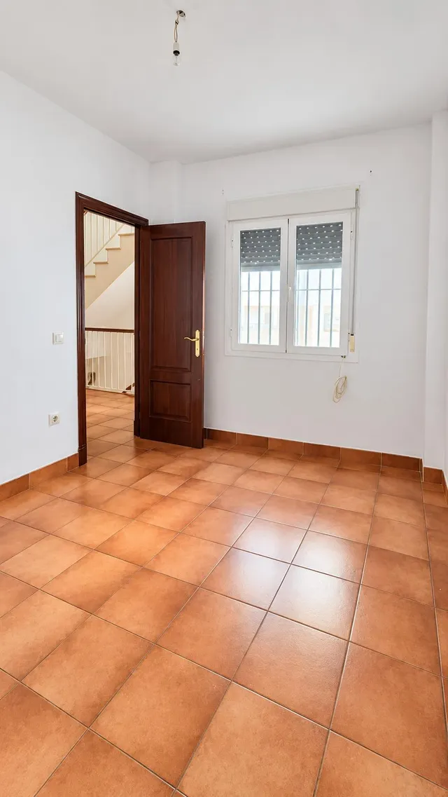 VIVIENDA ADOSADA EN CAMPOSOTO CON PATIOS Y  AZOTEA — 15