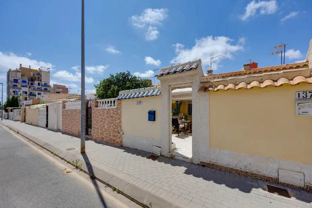 Bungalow sin vecinos arriba de 1 dormitorio con patio en Nueva Torrevieja — 16