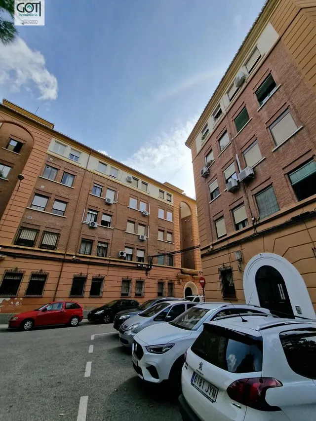 Amplio y Luminoso Piso en el Corazón de Granada por €900 — 24
