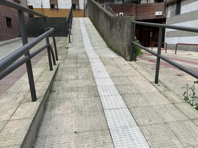 LOCAL EN JUAN XIII — 24