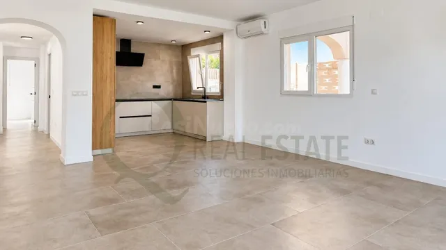 Chalet independiente con jardín y amplias terrazas en Lanuza, El Campello. — 5