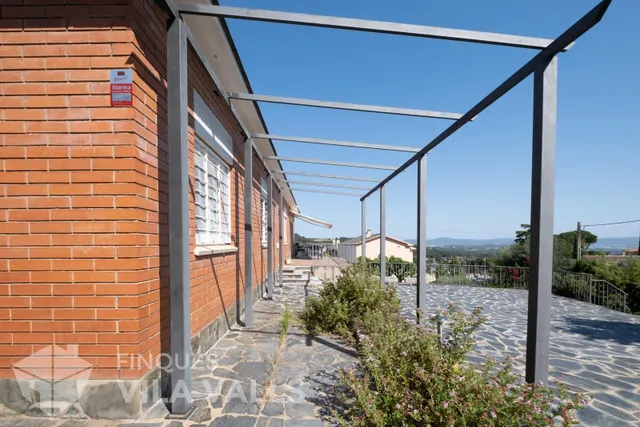 Casa a quatre vents amb gran terrassa i garatge per a 2 cotxes — 42