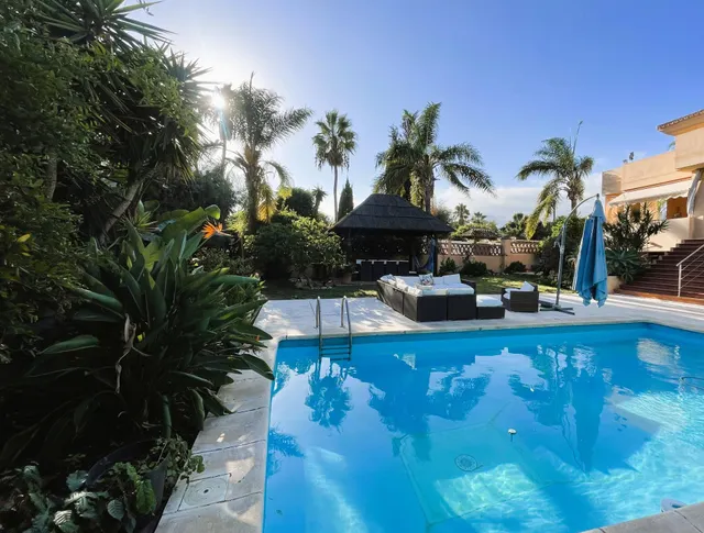 Villa en venta en Nueva Andalucía, Marbella, con vistas al mar y cerca de Puerto Banús — 15