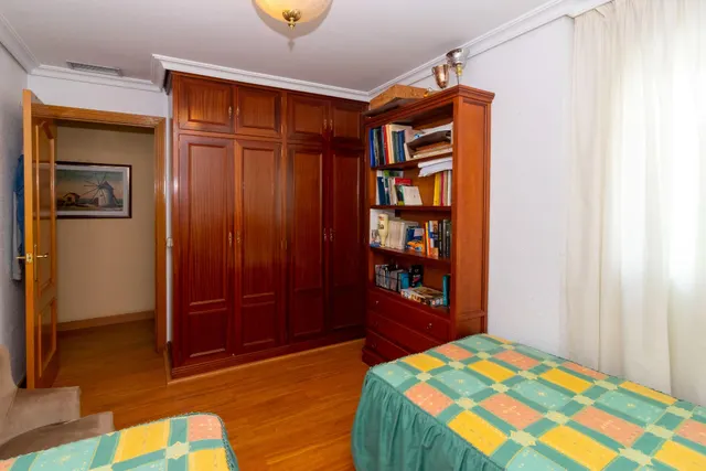 PISO EN CASCO ANTIGUO DE TRES DORMITORIOS, DOS BAÑOS,GARAJE Y TRASTERO. — 23