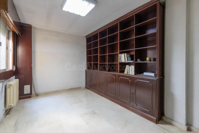 Piso en venta en pleno centro de Granada – Planta alta, garaje y gran potencial de reforma — 5