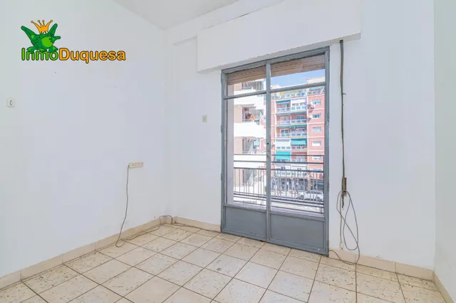 Piso de 4 Dorm. en Camino de Ronda. Para REFORMAR. — 24