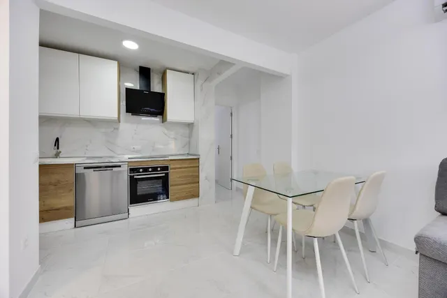 Planta baja de dos dormitorios, totalmente reformada y con piscina comunitaria — 13
