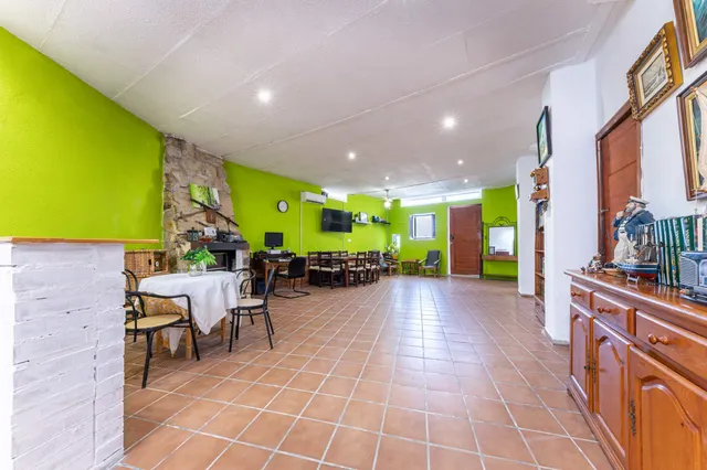 "Carácter rústico junto al mar, tu chalet para reinventar." — 12