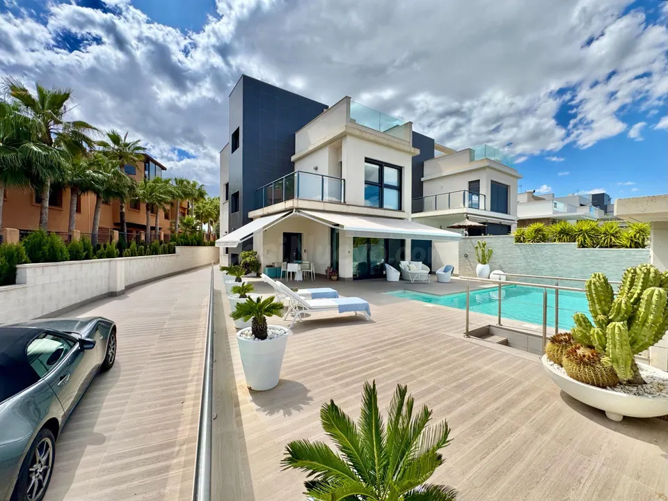 elegante villa con vistas parciales al mar.