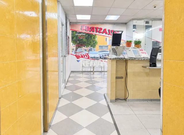 Oportunidad Única: Local comercial. Rostisseria equipada en Venta en Flaçà, Girona. A un paso de la Estación de Tren. — 19