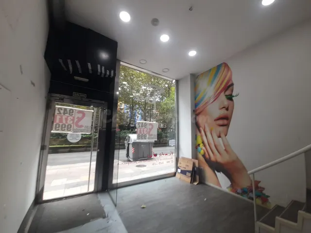Se alquila local comercial en primera línea en Calle San Fernando de Santander. — 3