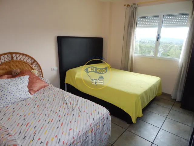 CHALET CON PISCINA Y VISTAS PRIVILEGIADAS. — 50