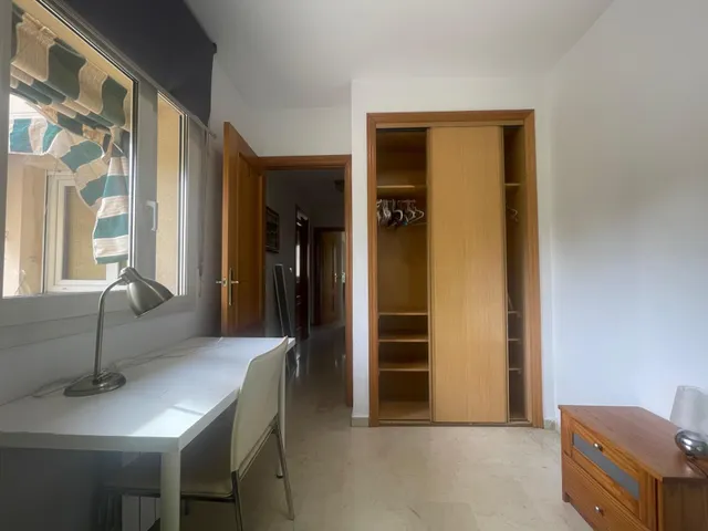 Amplia habitación  en Granada, Ideal para Estudiantes — 16