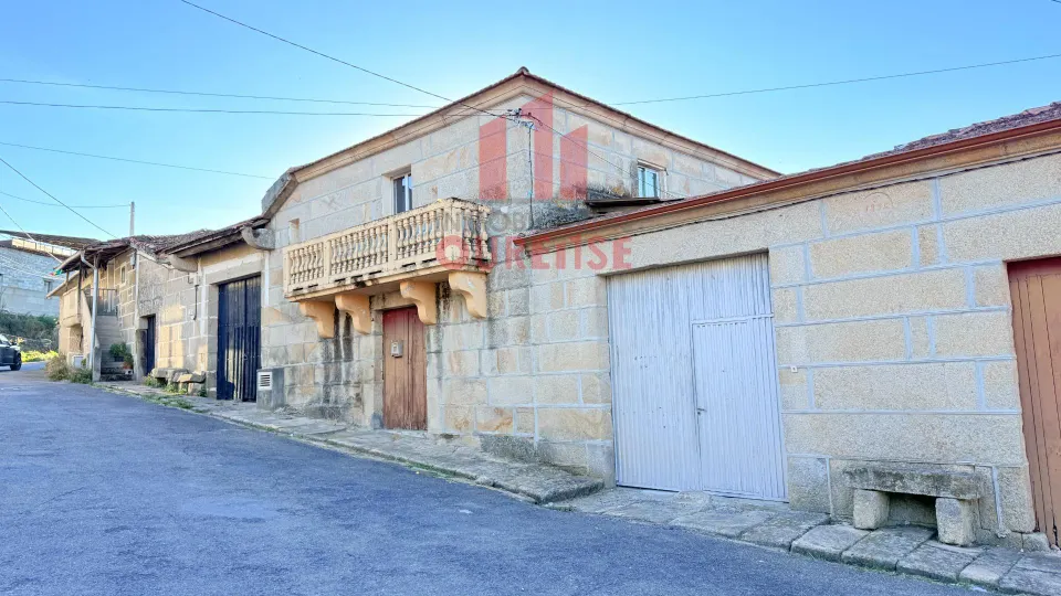 CASA TRADICIONAL DE PIEDRA CON GRAN PARCELA Y ANEXOS EN ABAVIDES (OURENSE)