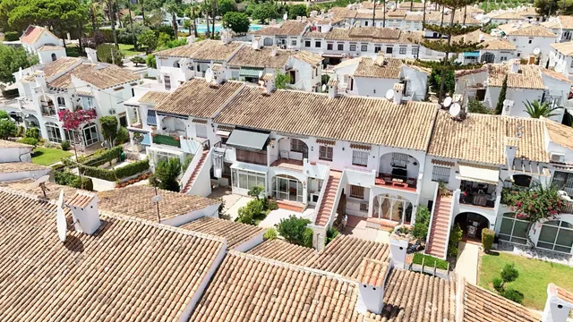 Bungalow en planta baja con licencia turística, piscina y garaje – ¡ideal para inversión! — 5