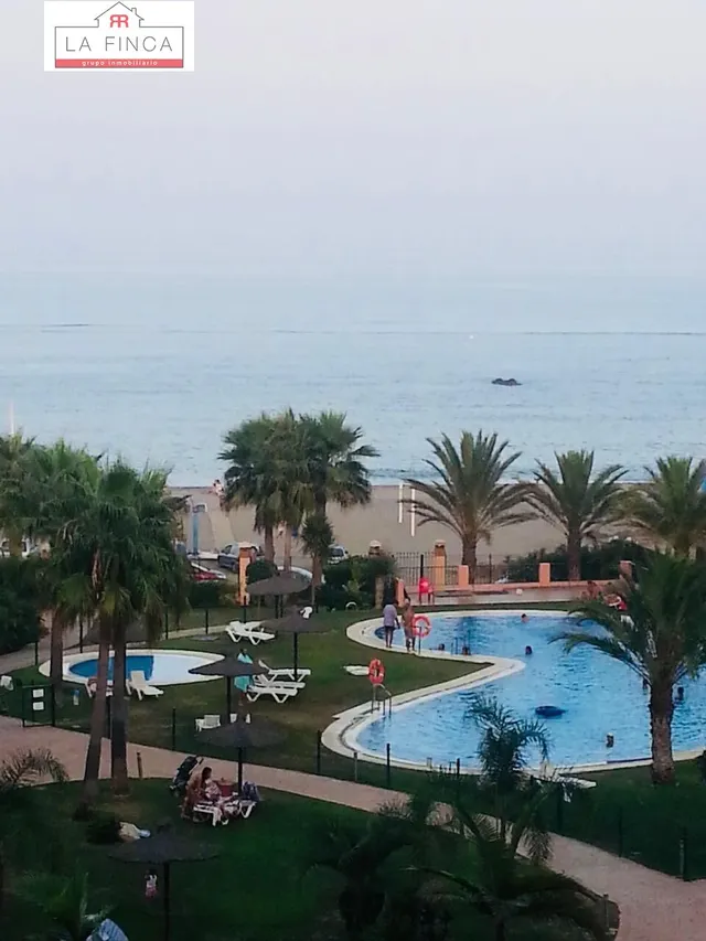 Increíble apartamento frente a la playa con parking, piscina y zona de spa — 14
