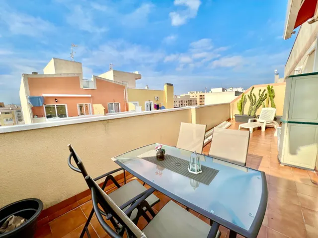 ATICO con 30m2 de terraza. 400m. de la playa. Licencia turística. Céntrico. — 12