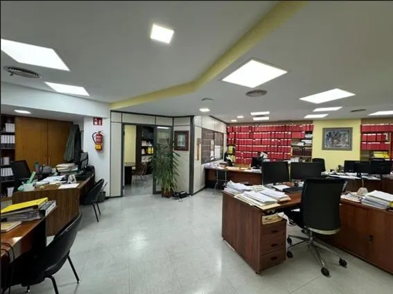 SE VENDE O ALQUILA OFICINA EN PLENO ENSANCHE DE 9 DESPACHOS Y 6 estaciones DE TRABAJO — 11