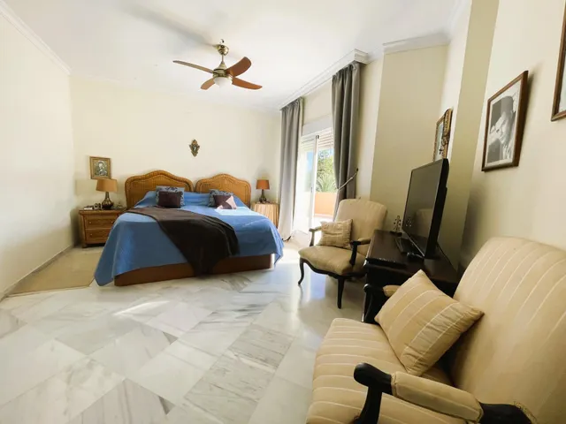 Villa en venta en Nueva Andalucía, Marbella, con vistas al mar y cerca de Puerto Banús — 34