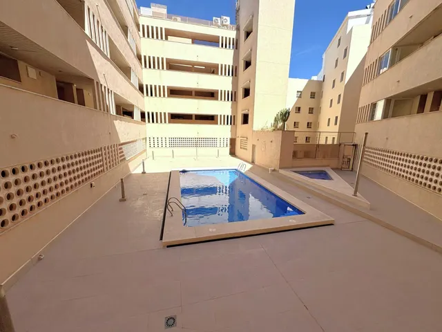 Apartamento moderno y espacioso en primera línea de mar junto a Playa del Cura. ¡3 dormitorios, 2 baños, balcón con vistas al mar (sureste) y piscina comunitaria! — 42