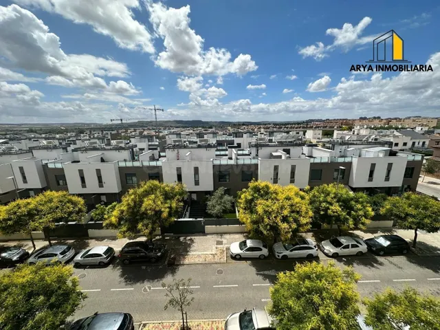 Amplio Adosado en Torrejón de Ardoz con Piscina y Excelentes Comodidades — 3