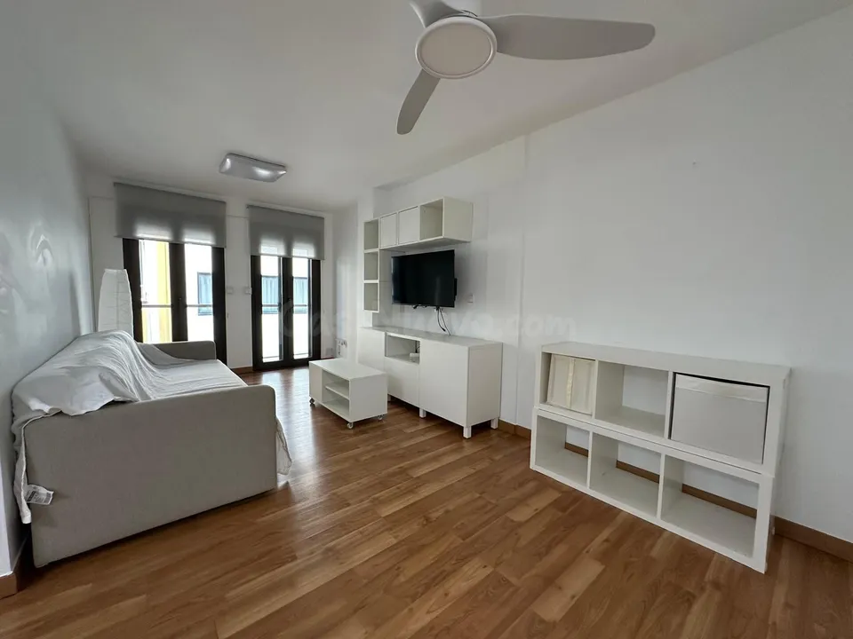 Alquilo piso de un dormitorio en calle Platería.
