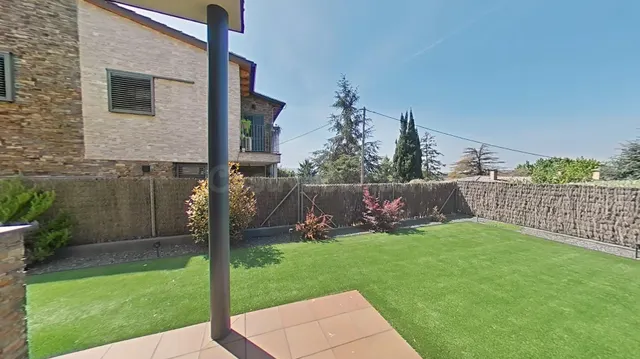 Casa amb façana de pedra als peus del Montseny amb jardí, pi - foto 3