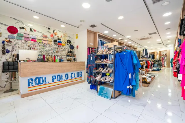 LOCAL COMERCIAL EN CALLE REYES CATOLICOS 12 — 11