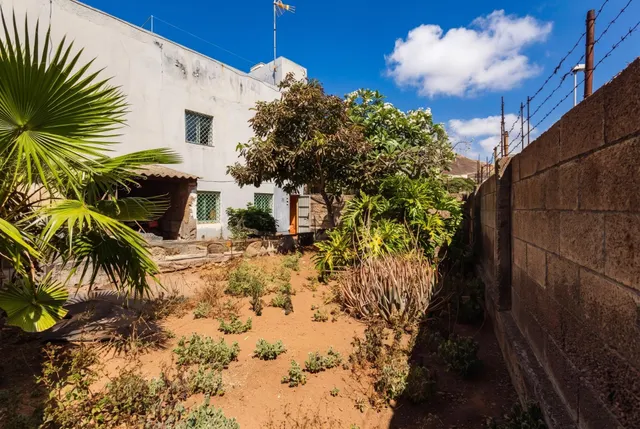 CASA UNIFAMILIAR CON TERRENO URBANO Y GRANDES POSIBILIDADES EN OFRA — 47