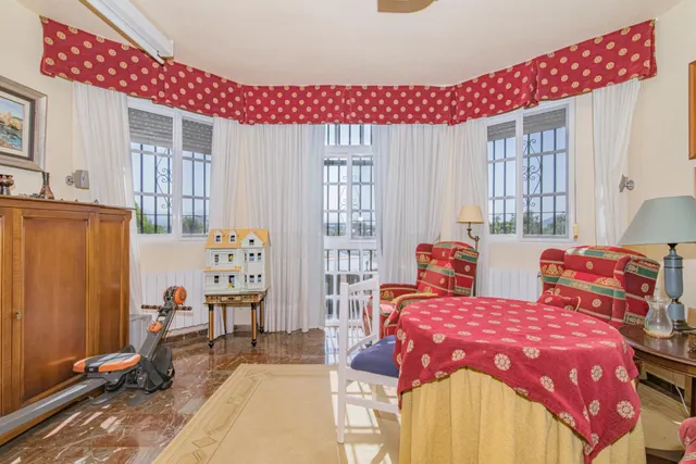 ¡Oportunidad Única! Se Vende Magnífica Casa en Esquina con Amplia Parcela — 28