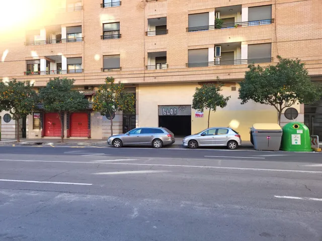 LOCAL AMPLIO CON FACHADA Y EN BUENA ZONA — 23