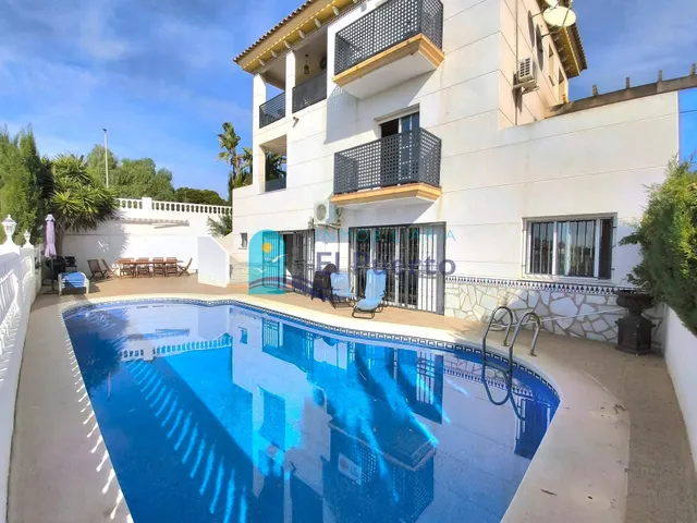 FANTÁSTICO CHALET CON PISCINA Y VISTAS AL MAR EN EL ALAMILLO