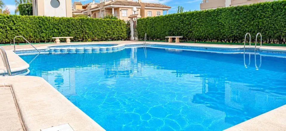 Fantastica vivienda de planta baja con piscina comunitaria y gran terraza