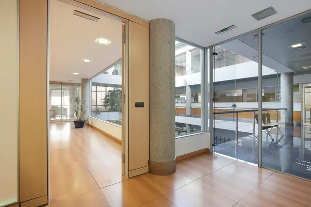 Espectacular edificio a las puertas de Granada , con un uso terciario , con 5 plantas. — 34