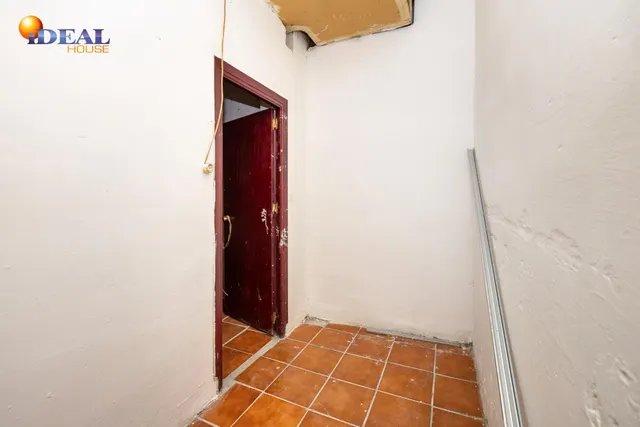 Local comercial junto a calle Alhamar. Ideal para oficina, despacho o almacén. Muy económico — 6