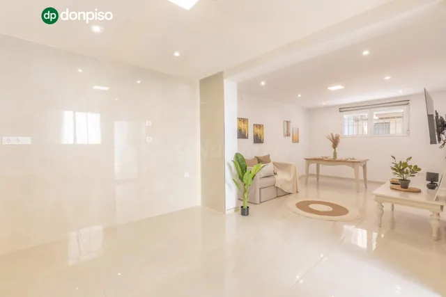 ¡CASA TOTALMENTE REFORMADA Y EN PLANTA BAJA EN SANTA FE! - foto 2