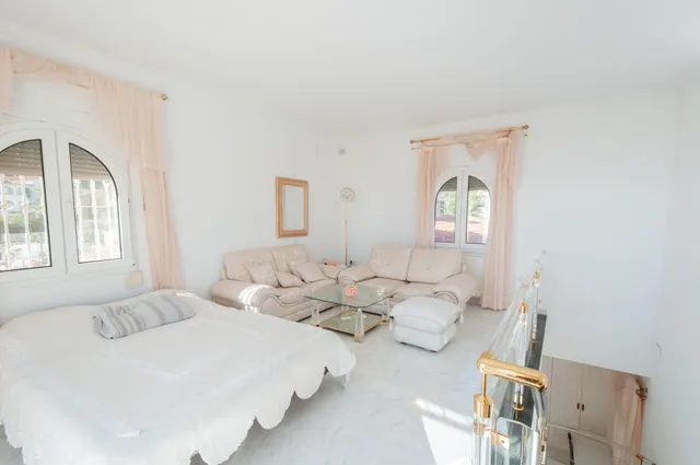 Amplia villa con vistas panorámicas al mar y pista de tenis privada en Calpe — 46