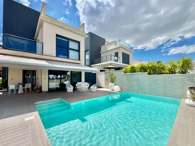 elegante villa con vistas parciales al mar. — 48