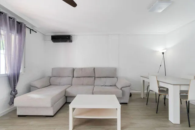 BONITA CASA ADOSADA EN ORIHULA COSTA:3 HAB, 1 BAÑO, 1 ASEO — 8