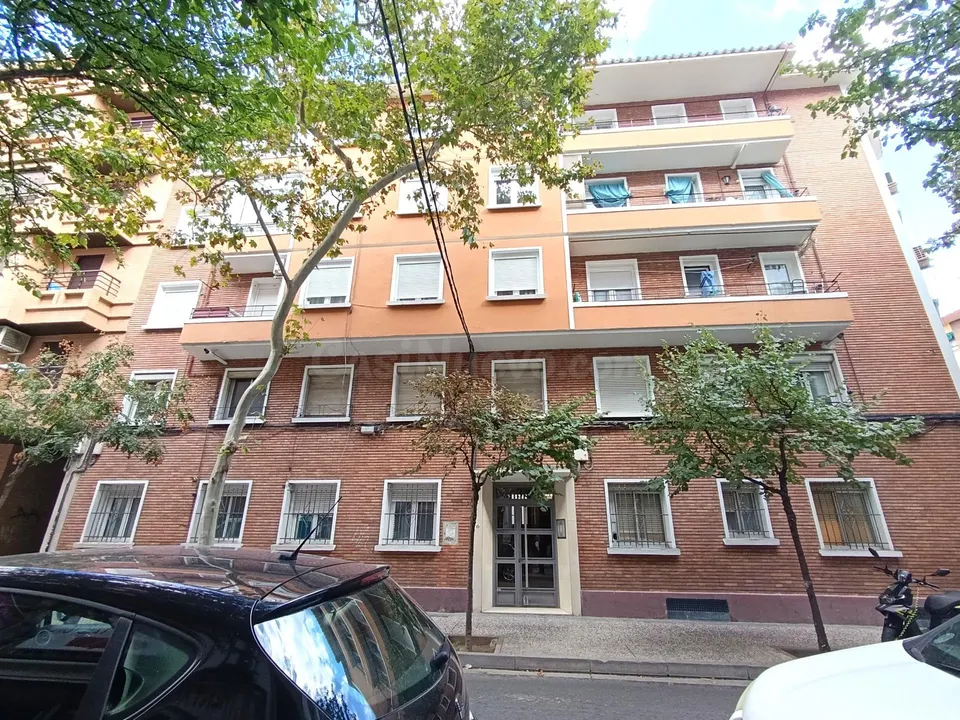 Piso de 59m2 con PLAZA DE GARAJE. Distribuido en tres dormitorios, salón, cocina y baño