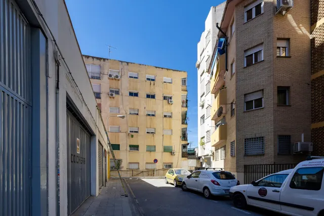 Plaza de garaje en edificio Calle Ledaña, Granada — 5