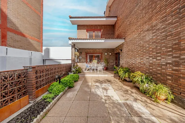 Chalet único en Carabanchel Alto – Parcela, piscina y jardín - foto 4
