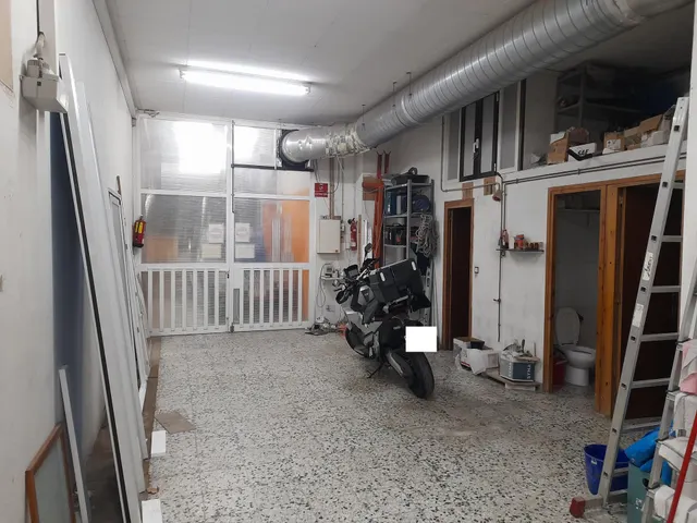 Gran local comercial de 346m2 construidos en el Escorxador - Mataró — 2